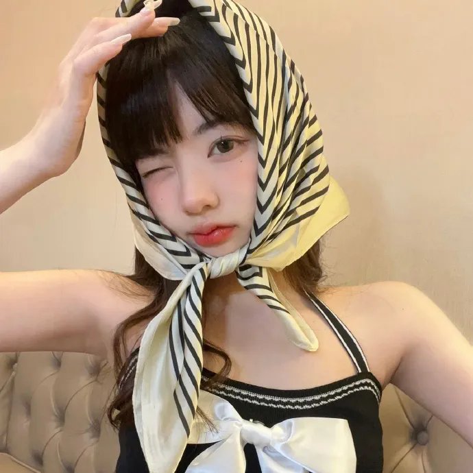 落在她身边